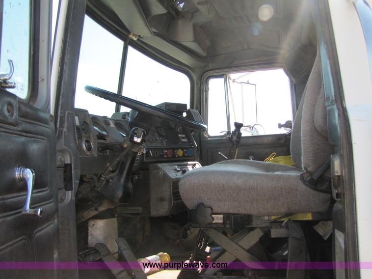 image for item A5054 1989 Mack RD690S semi truck