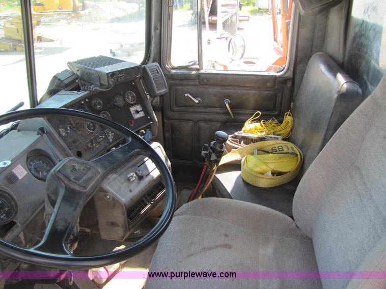 image for item A5054 1989 Mack RD690S semi truck