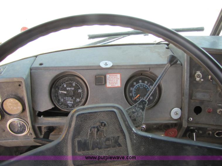 image for item A5054 1989 Mack RD690S semi truck