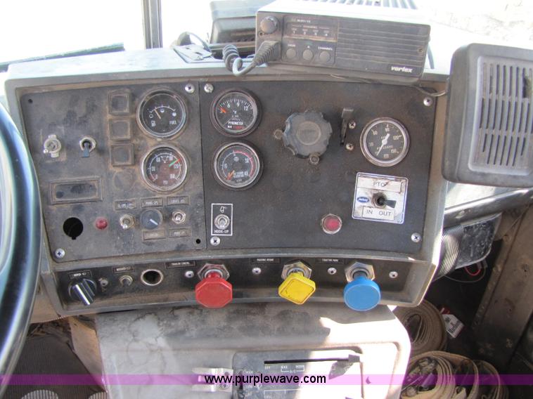 image for item A5054 1989 Mack RD690S semi truck