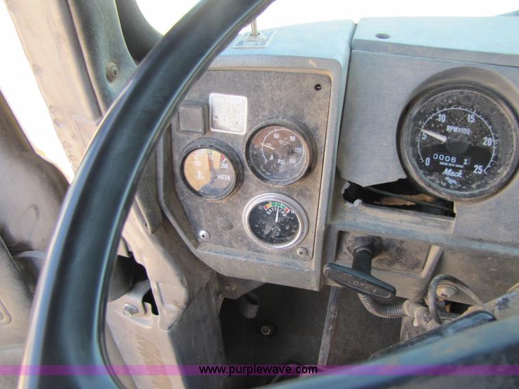 image for item A5054 1989 Mack RD690S semi truck