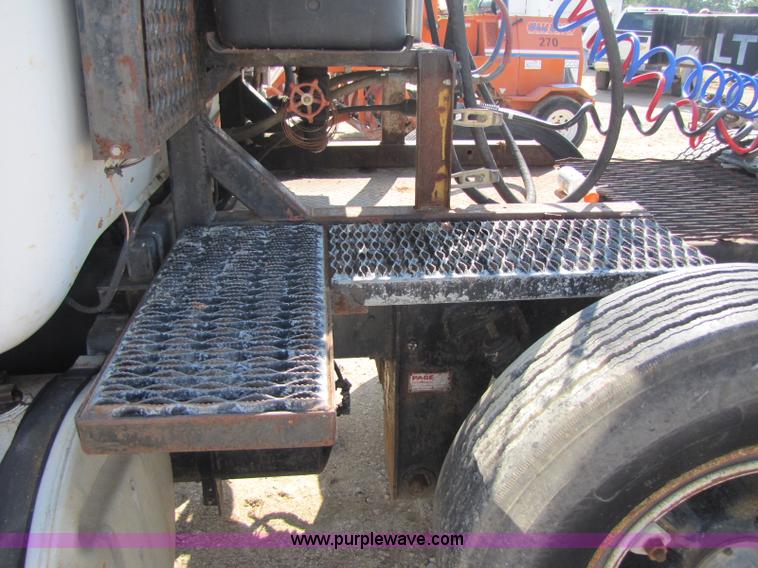 image for item A5054 1989 Mack RD690S semi truck