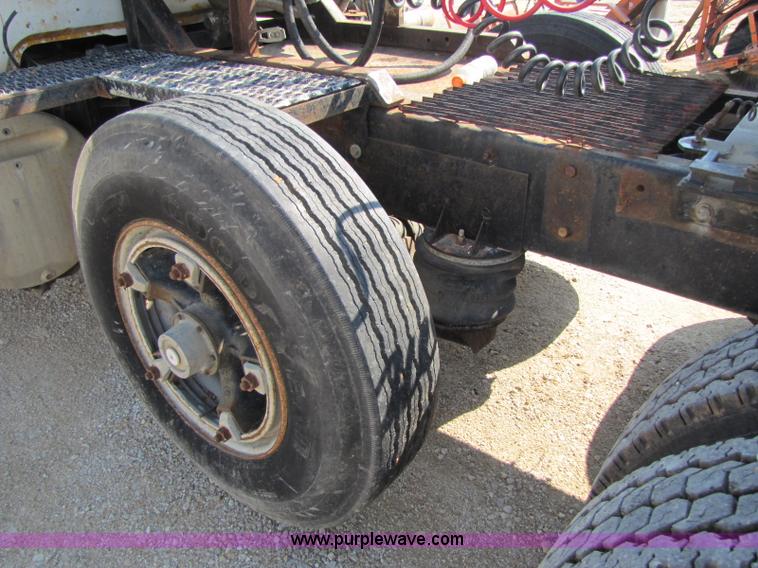 image for item A5054 1989 Mack RD690S semi truck