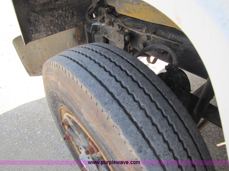 image for item A5054 1989 Mack RD690S semi truck