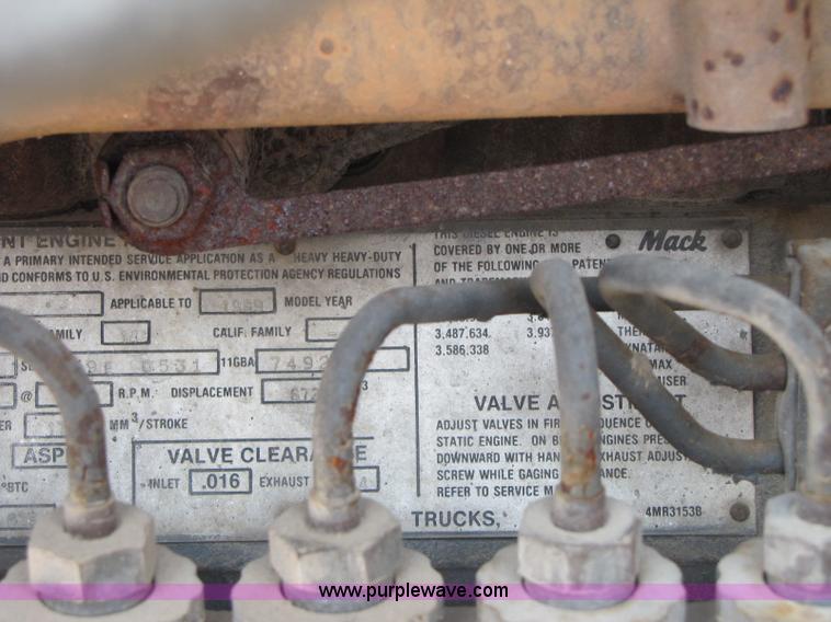 image for item A5054 1989 Mack RD690S semi truck