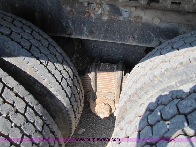 image for item A5054 1989 Mack RD690S semi truck