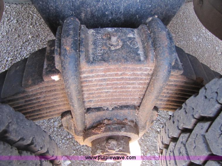 image for item A5054 1989 Mack RD690S semi truck