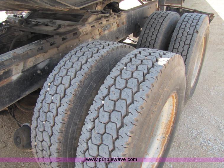 image for item A5054 1989 Mack RD690S semi truck