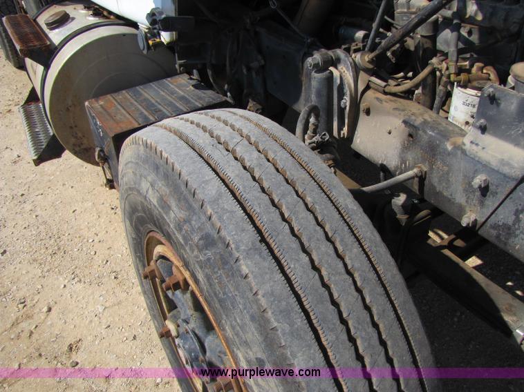 image for item A5054 1989 Mack RD690S semi truck