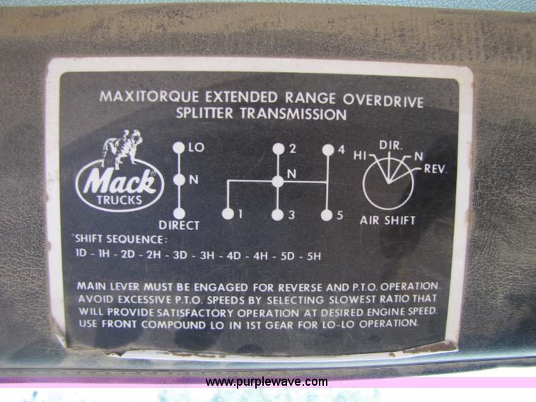 image for item A5054 1989 Mack RD690S semi truck