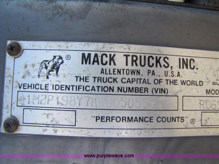 image for item A5054 1989 Mack RD690S semi truck