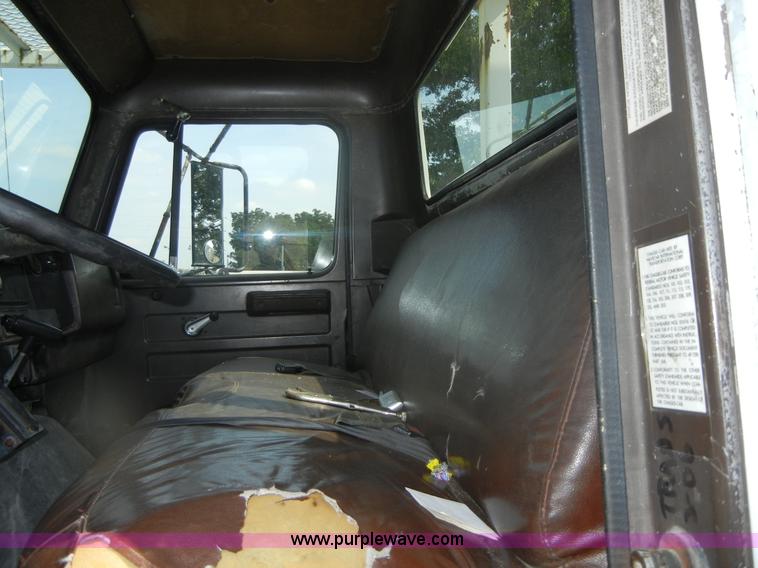 image for item D9707 1989 International F1954 bucket truck