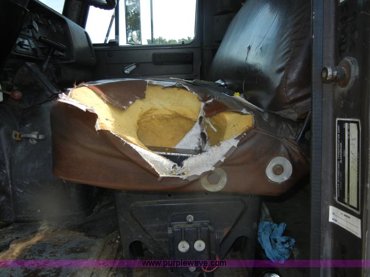 image for item D9707 1989 International F1954 bucket truck