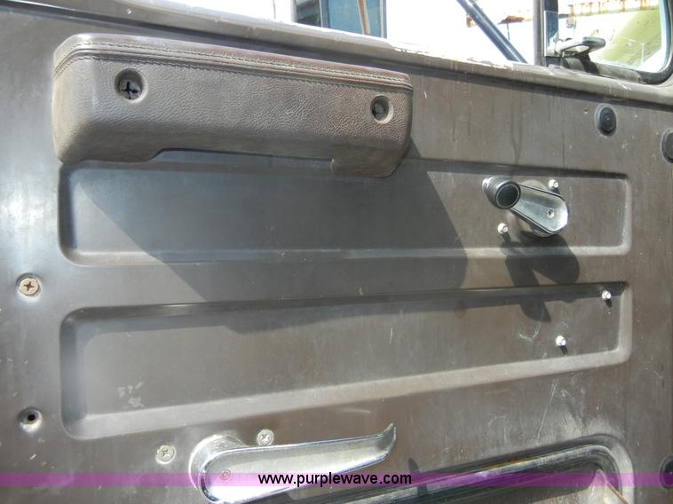 image for item D9707 1989 International F1954 bucket truck