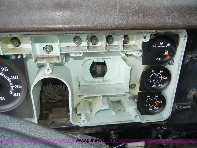 image for item D9707 1989 International F1954 bucket truck