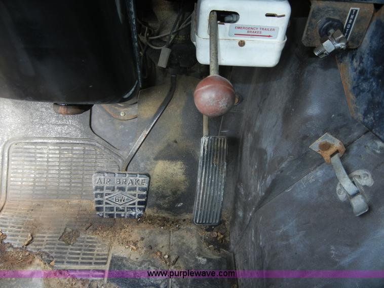 image for item D9707 1989 International F1954 bucket truck