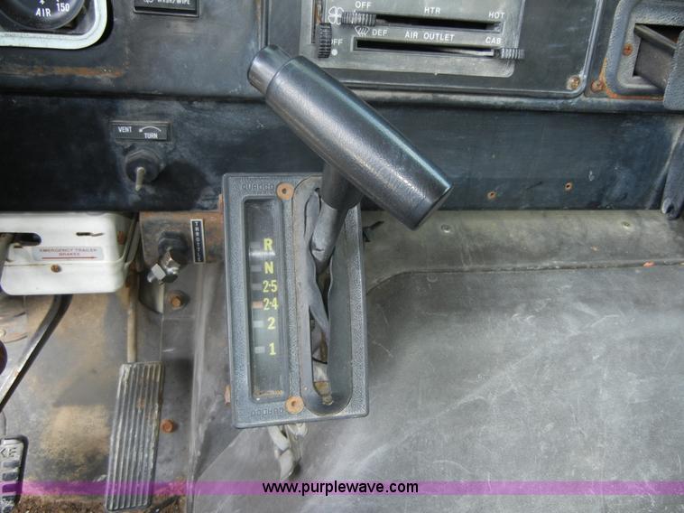 image for item D9707 1989 International F1954 bucket truck