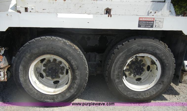 image for item D9707 1989 International F1954 bucket truck