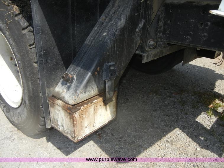 image for item D9707 1989 International F1954 bucket truck