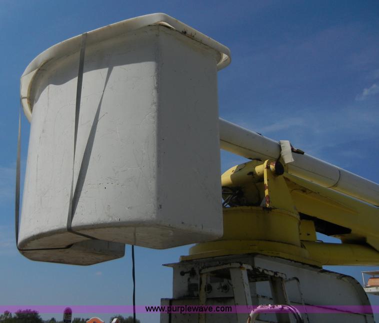 image for item D9707 1989 International F1954 bucket truck