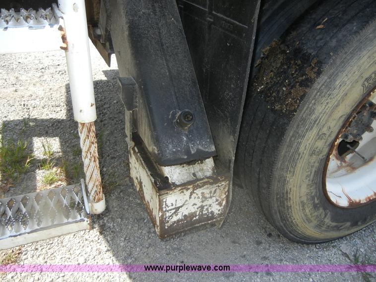 image for item D9707 1989 International F1954 bucket truck