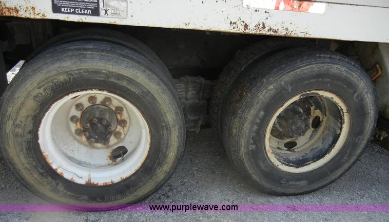 image for item D9707 1989 International F1954 bucket truck