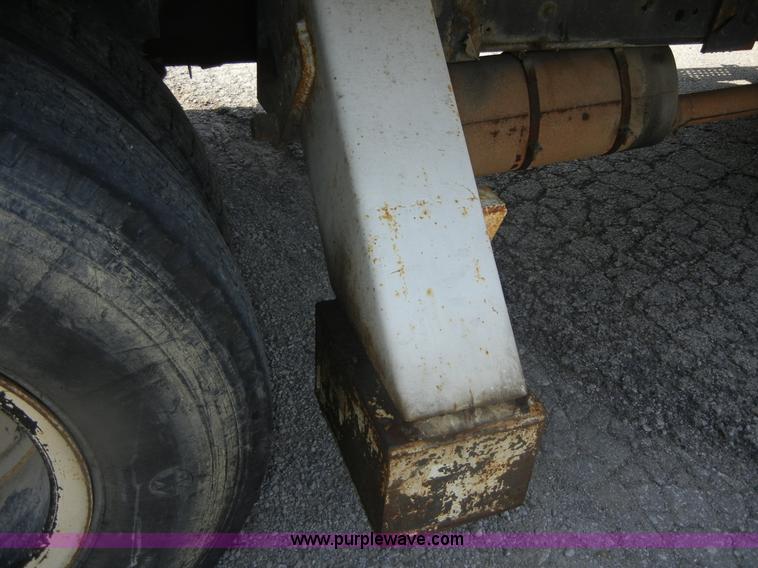 image for item D9707 1989 International F1954 bucket truck