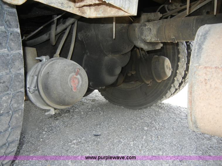 image for item D9707 1989 International F1954 bucket truck