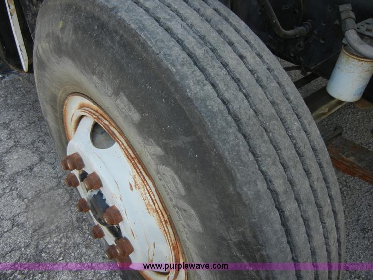 image for item D9707 1989 International F1954 bucket truck