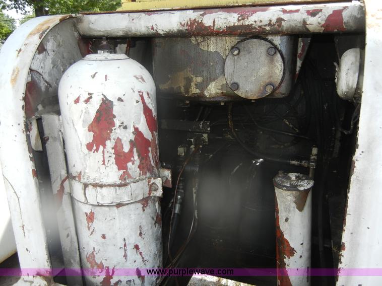 image for item D9707 1989 International F1954 bucket truck