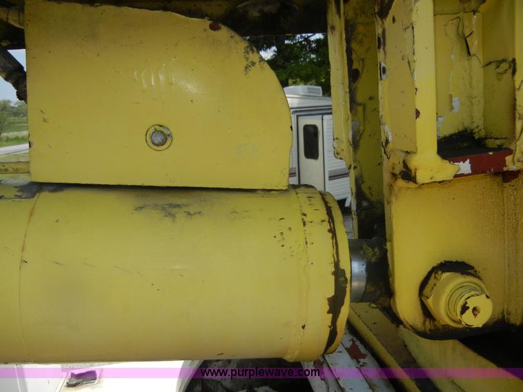 image for item D9707 1989 International F1954 bucket truck