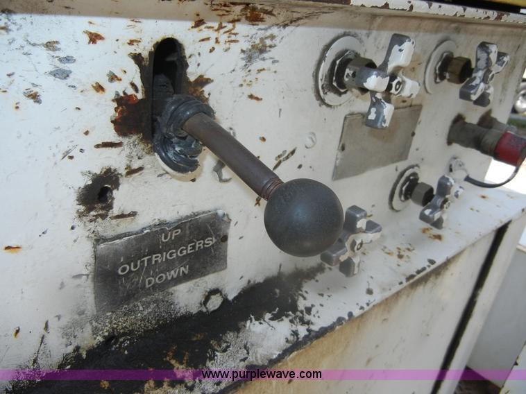 image for item D9707 1989 International F1954 bucket truck