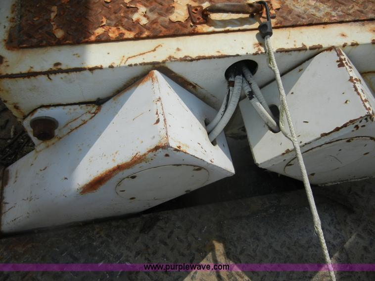 image for item D9707 1989 International F1954 bucket truck