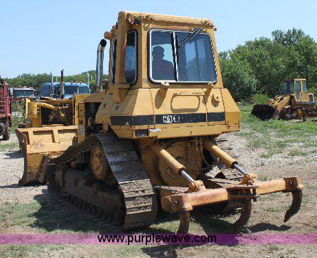 image for item F9753 1985 Caterpillar D4H dozer