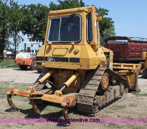 image for item F9753 1985 Caterpillar D4H dozer
