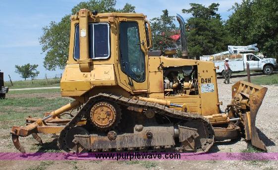 image for item F9753 1985 Caterpillar D4H dozer