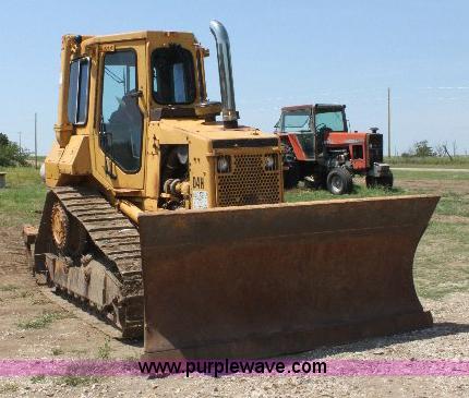 image for item F9753 1985 Caterpillar D4H dozer