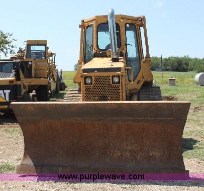 image for item F9753 1985 Caterpillar D4H dozer