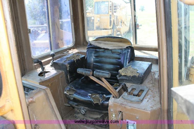 image for item F9753 1985 Caterpillar D4H dozer