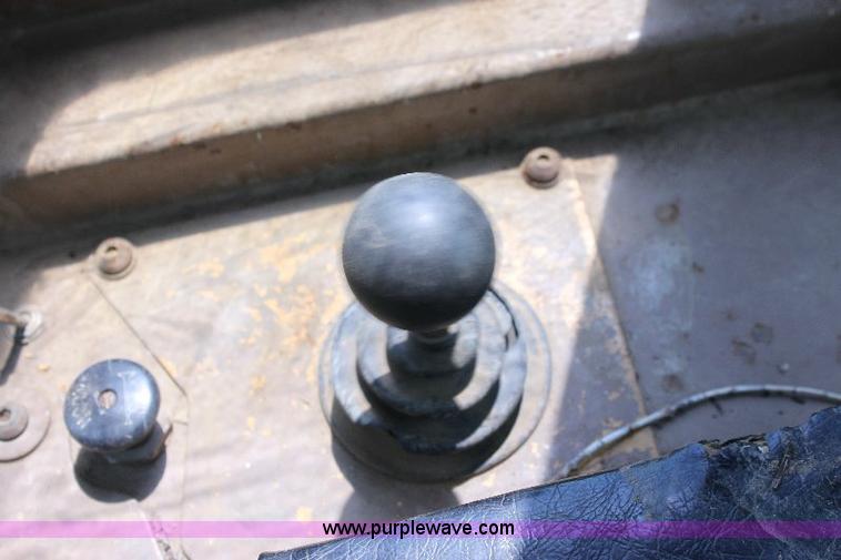 image for item F9753 1985 Caterpillar D4H dozer