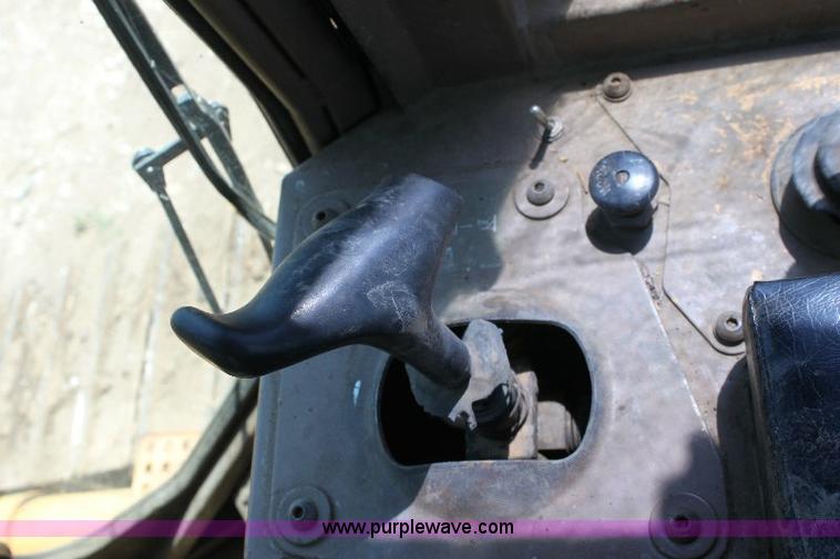 image for item F9753 1985 Caterpillar D4H dozer