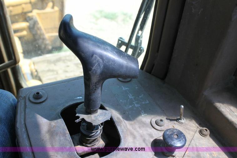 image for item F9753 1985 Caterpillar D4H dozer