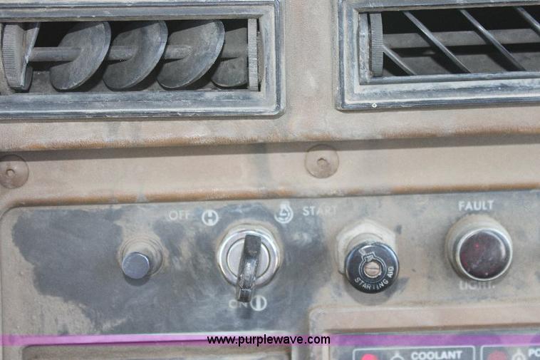 image for item F9753 1985 Caterpillar D4H dozer