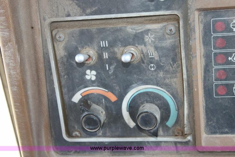 image for item F9753 1985 Caterpillar D4H dozer