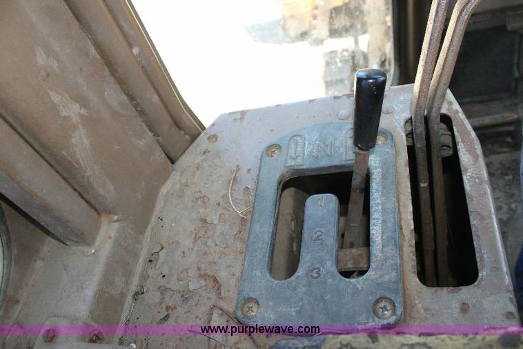 image for item F9753 1985 Caterpillar D4H dozer