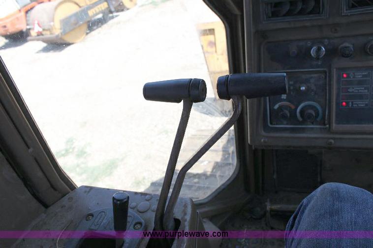 image for item F9753 1985 Caterpillar D4H dozer