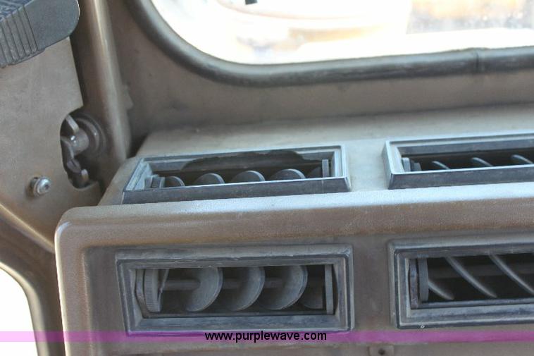 image for item F9753 1985 Caterpillar D4H dozer