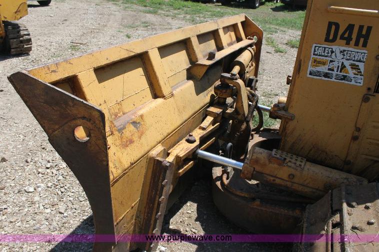 image for item F9753 1985 Caterpillar D4H dozer