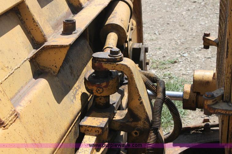 image for item F9753 1985 Caterpillar D4H dozer