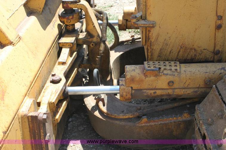 image for item F9753 1985 Caterpillar D4H dozer